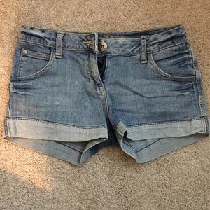 Blue cuffed jean shorts